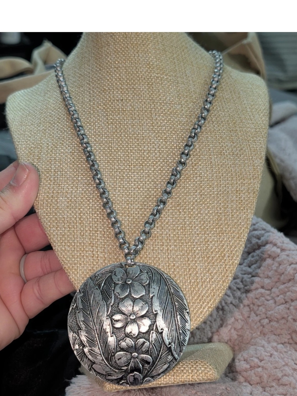 VTG 1950s Hammered & Pressed Aluminum Floral Medallion Necklace 12.5 Long Strand